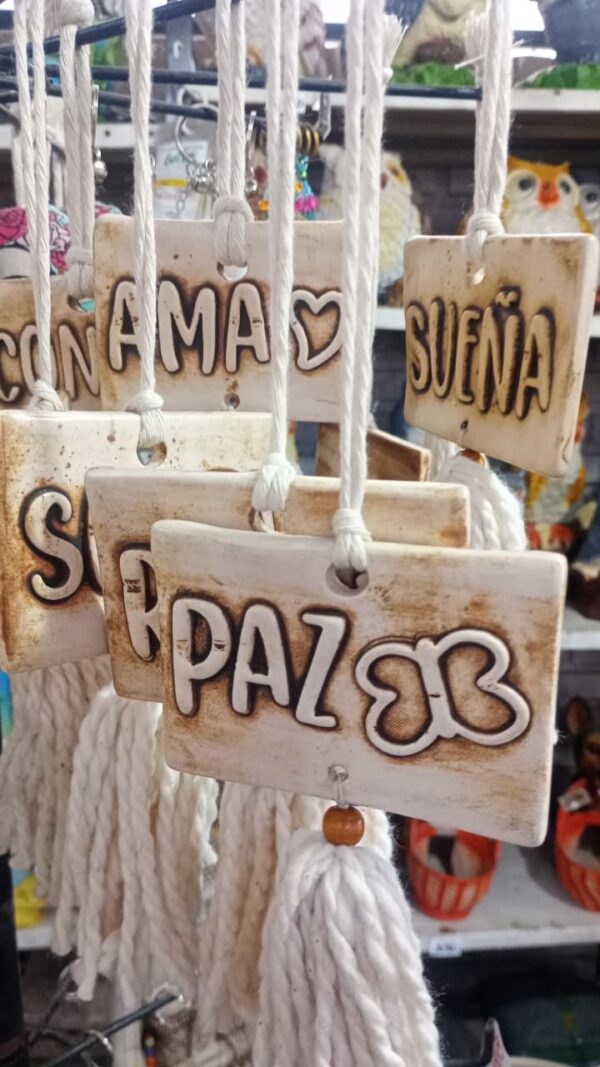 COLGANTE DE CERAMICA CON BORLA